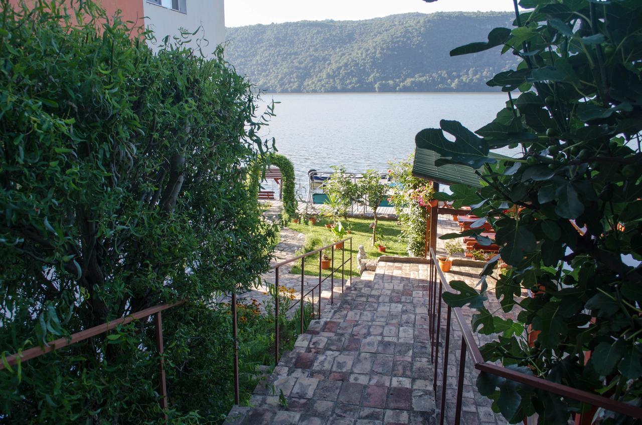 Casa Ana Serena Ieşelniţa Bagian luar foto