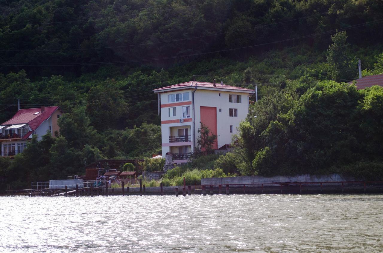 Casa Ana Serena Ieşelniţa Bagian luar foto