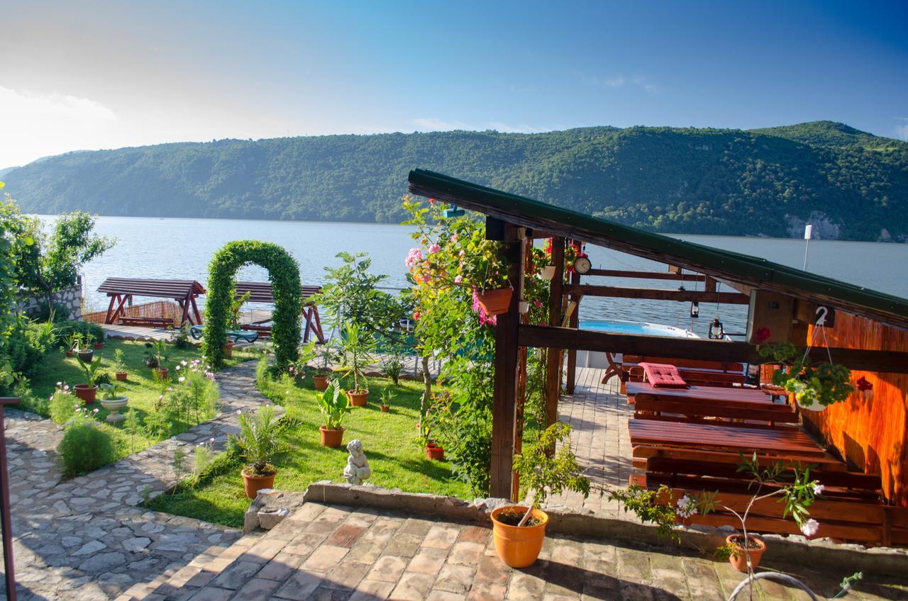 Casa Ana Serena Ieşelniţa Bagian luar foto