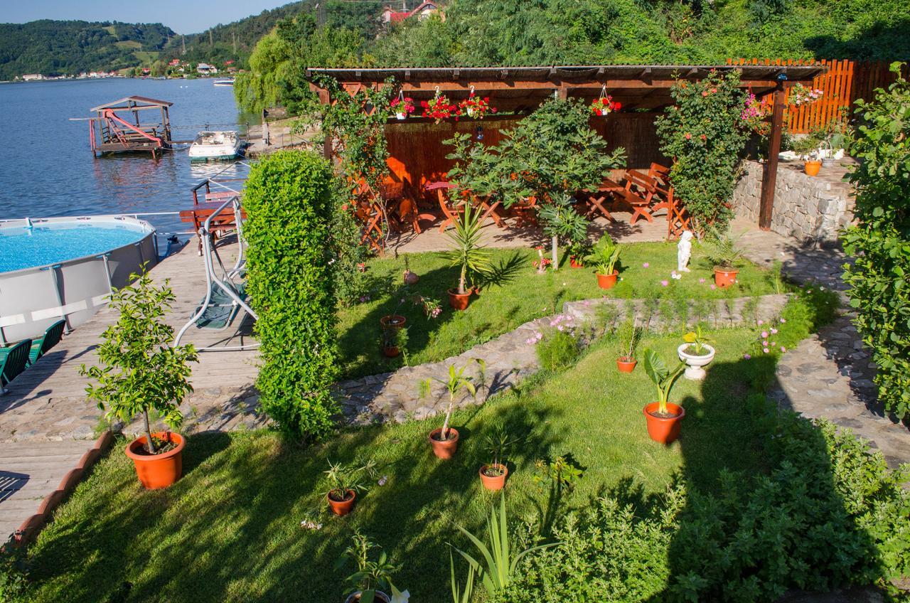 Casa Ana Serena Ieşelniţa Bagian luar foto